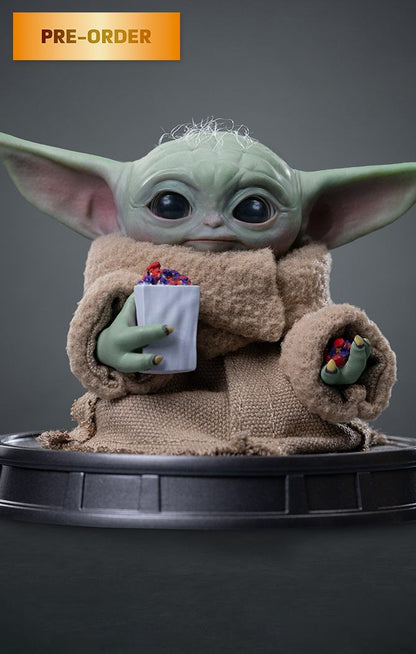 MANDALORIAN & GROGU MOVIE GROGU POPCORN TIME 1/4 LEGACY STATUE