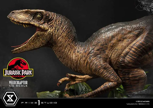 JURASSIC PARK VELOCIRAPTOR ATTACK STATUE